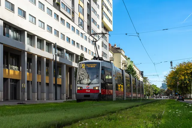 Die Linie 12 übernimmt nun großteils die Strecke der eingestellten Linie 33. Sie fährt vom Höchstädtplatz über die U6 Jägerstraße und den Wallensteinplatz bis zur U4 Friedensbrücke. | Foto: Wiener Linien/Simon Wöhrer