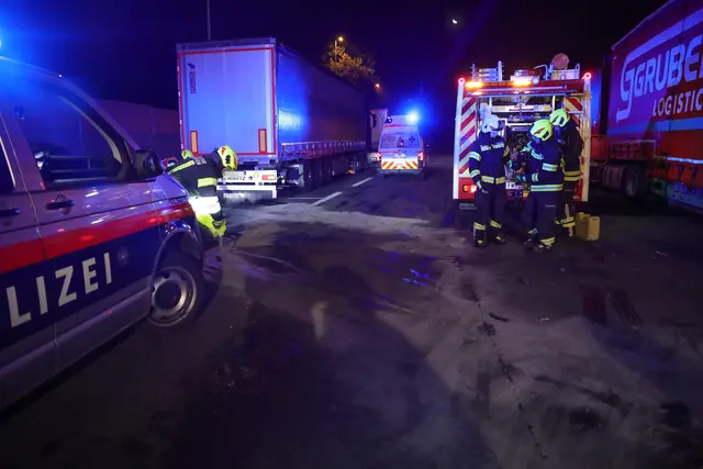Komplett demoliert: Kleintransporter kracht gegen Mitternacht ungebremst gegen das Heck eines Lkw auf der A8 Innkreisautobahn bei Pichl. | Foto: laumat.at