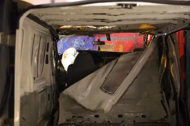 Komplett demoliert: Kleintransporter kracht gegen Mitternacht ungebremst gegen das Heck eines Lkw auf der A8 Innkreisautobahn bei Pichl. | Foto: laumat.at