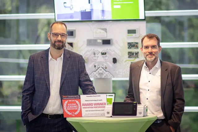 Ralf Benda (links), Team Intellectual Property, und Thomas Lang, CTO W&amp;H Gruppe, freuen sich über den Innovations-Award 2025. | Foto: W&amp;H