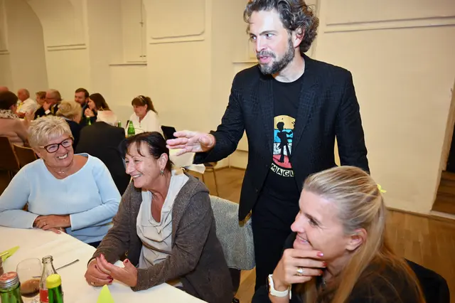 Die Damen der Zweigvereine amüsierten sich prächtig mit dem Magier „Maguel“, der aus ihren Augen ablesen konnte, welche Karte sie im Kartendeck geheim gezogen hatten. | Foto: Hohenegger