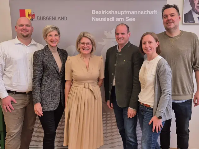 Bürodirektor Markus Hrobar (Bezirkshauptmannschaft Gänserndorf), Bezirkshauptfrau Claudia Pfeiler-Blach (Bezirkshauptmannschaft Gänserndorf), Bezirkshauptfrau Mag. Ulrike Zschech (Neusiedl am See), René Zonschits, Christine Filipp (LEADER Region Weinviertel Ost), Andreas Zeman (LEADER Region nordburgenland plus) | Foto: LEADER Region Weinviertel Ost