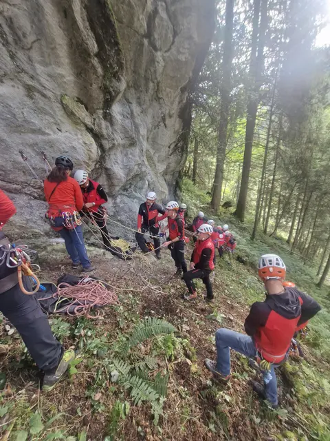 Neben der fachlichen Ausbildung wurde besonderes Augenmerk auf die Zusammenarbeit zwischen den einzelnen Ortsstellen im Bezirk gelegt.  | Foto: Bergrettung Kirchberg