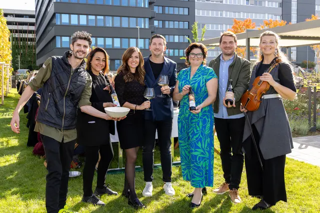 Erster "Gedeckter Ort": Harald Irka (Restaurant am Pfarrhof), Nadine Waltersdorfer (Genusswerk pur), Sabrina Konrad (5Komma5Sinne Medienhaus), Hannes Schreiner (Technopark Raaba Holding), Julia Fandler (Ölmühle Fandler), Bernhard Schauer (Weingut Schauer) und Lucia Froihofer (Neue Hofkapelle Graz) | Foto: Harry Schiffer