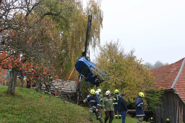 Das Auto der 67-Jährigen musste mit einem Kran geborgen werden.  | Foto: laumat/Matthias Lauber