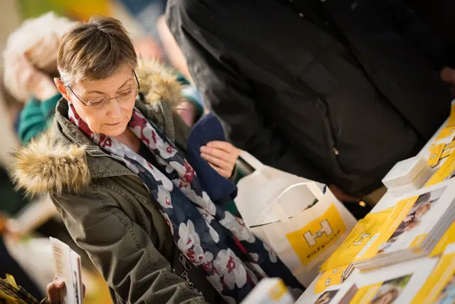 Mehr als 20 Einrichtungen und Organisationen informieren vor Ort über Möglichkeiten, wie man auch im Alter selbstbestimmt und aktiv bleiben kann.  | Foto: Bea Hassler