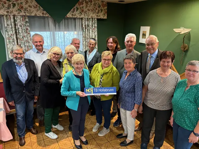 Neuer Vorstand der Teilbezirksgruppe Hollabrunn: Helmut Wunderl, Johann Neuhold, Eva Gansberger, Brigitta Schindler, Gerald Hauser, Marianne Lembacher, Monika Büger, Annemarie Bauer, Luise Burger, Erwin Schuster, LO Stv. Richard Hartenbach, Monika Gföller, Maria Zeller | Foto: Marianne Lembacher