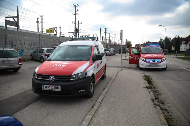 Ein Personenzug blieb auf der Westbahnstrecke mehrere Stunden lang bei Marchtrenk stecken und musste mittels Diesellokomotive abgeschleppt werden. | Foto: laumat.at