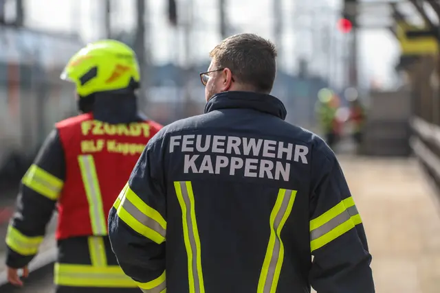 Ein Personenzug blieb auf der Westbahnstrecke mehrere Stunden lang bei Marchtrenk stecken und musste mittels Diesellokomotive abgeschleppt werden. | Foto: laumat.at