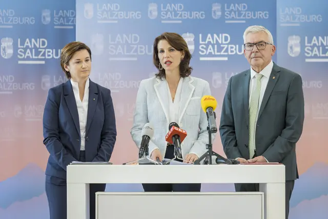 Im Bild: Landeshauptfrau Karoline Edtstadler, Landeshauptfrau-Stellvertreterin Marlene Svazak und Landesrat Josef Schwaiger beim Pressegespräch zu den Ergebnissen der Budgetklausur | Foto: Land Salzburg/Neumayr/Leopold