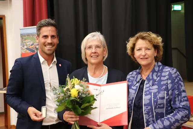 Alexander Ernst und Ursula Lackner zeichneten Gerlinde Rohrer mit der Ehrennadel in Silber aus. | Foto: Edith Ertl