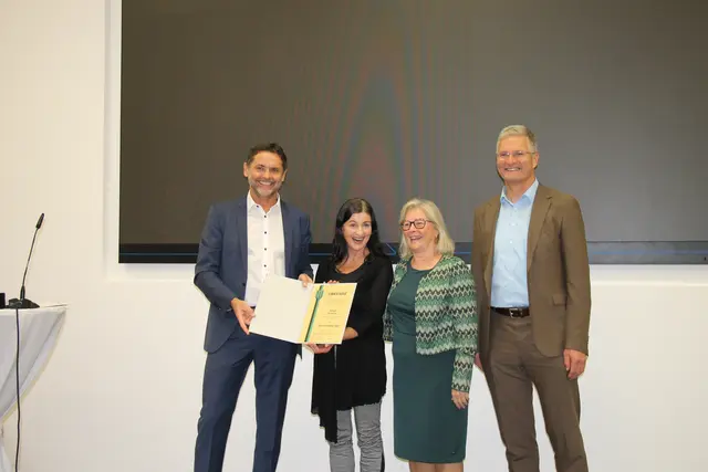 v.l.: Bürgermeister Andreas Lindorfer, Margit Scherrer, Stadträtin Maria Hauer, Obfrau des Kulturausschusses und Raiffeisenbank-Direktor Peter Weißenberger  | Foto: MeinBezirk/Meßthaller