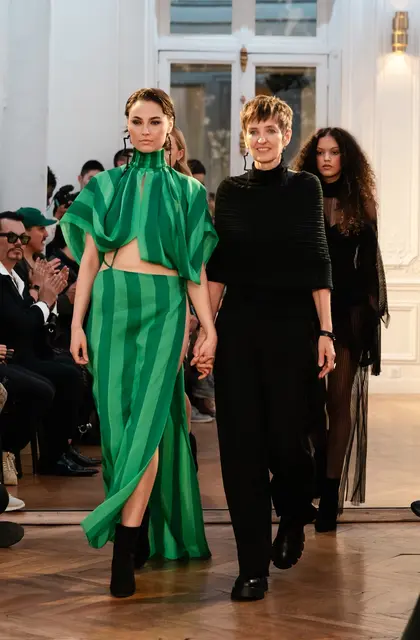 Gelungene Premiere: Schneidermeisterin Christa Franz aus St. Ulrich in Greith bei der Fashionweek in Paris, hier mit Model Maria in einem Zweiteiler der ganz besonderen Stilistik. | Foto: Sarina Dobernig