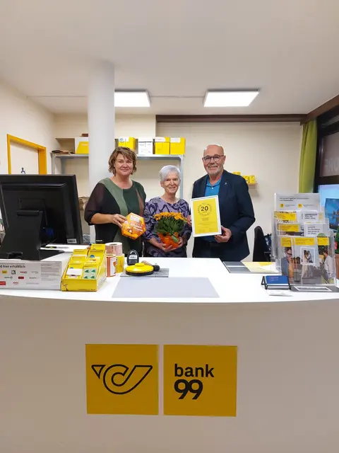 (v.l.) Ramona Nather, Postpartner Betreuerin, Österreichische Post, Silvia Grabner, Postpartner-Mitarbeiterin, und Werner Huf, Bürgermeister der Gemeinde Müllendorf  | Foto: Österreichische Post