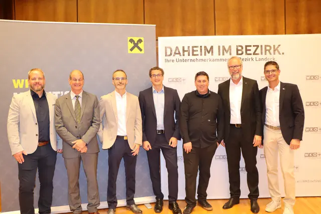 Die Vertreter der Raika mit Oliver Hietz (3.v.r.) und WK-Obmann Michael Gitterle. | Foto: Thomas Seelos