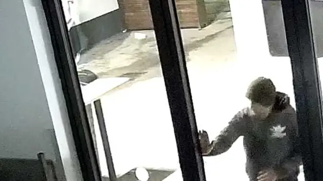 Auch wenn der Täter nicht ins Lokal gelangte, entstand laut dem Besitzer ein empfindlicher Sachschaden. | Foto: Zeta Gastro e.U