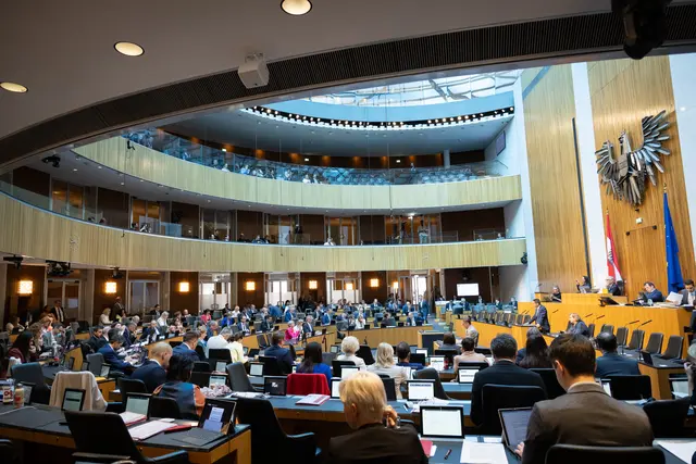 Die parlamentarische Debatte über den Signa-Skandal offenbart tiefe Gräben zwischen den ehemaligen Regierungspartnern. | Foto: Parlamentsdirektion/​Ulrike Wieser