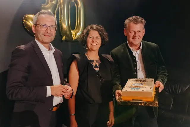 Bürgermeister Christian Scheider und Stadtrat Franz Petritz mit Christine Erlach (Geschäftsführerin von Equaliz) bei der 30-Jahr-Feier in der theaterHalle 11. | Foto: Jasmin Lopez Photography (KK)