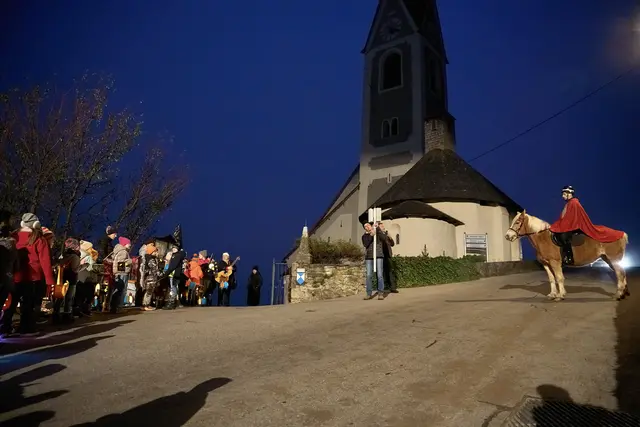Der Heilige Martin auf seinem Pferd vor der Pfarre Berg. | Foto: Regina Stich