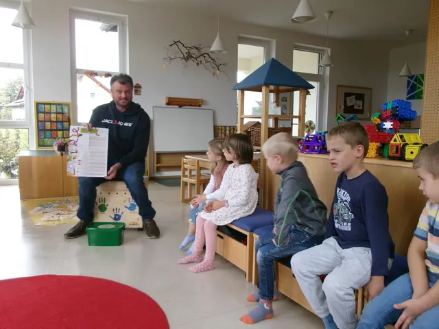 Stefan Kasbauer vom Team wurmkiste.at gab den Kindergartenkindern in Freinberg eine ausführliche Einführung in die Welt der Würmer.  | Foto: Kindergarten Freinberg