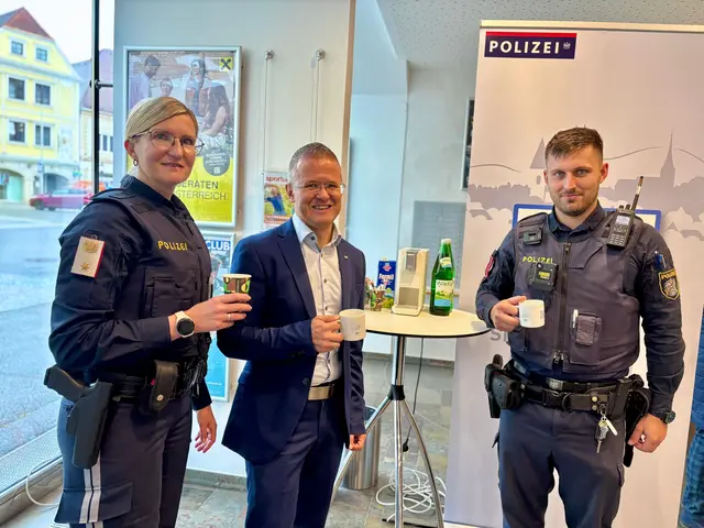 Von Abteilungsinspektor Tamara Schäfer und dem Horner Revierinspektor gab es einen Kaffee für Bankstellenleiter Alexander Oesterreicher. | Foto: Markus Kahrer