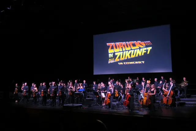 Von einem 65-köpfigen Symphonieorchester wurde der Film auf der großen Leinwand synchron begleitet. | Foto: Patricia Hillinger/MeinBezirk