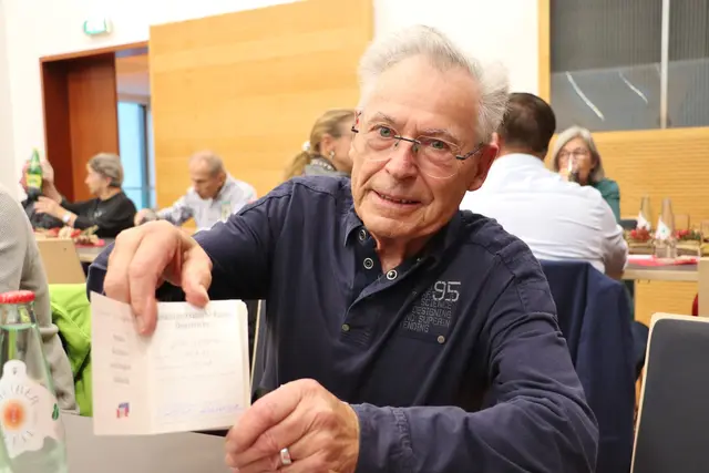 Alfred Gritz mit seinem SPÖ-Parteibuch, der Bundesbahner ist seit 60 Jahren Mitglied der Sozialdemokratie.  | Foto: Edith Ertl