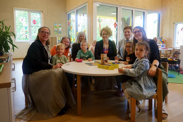 Kindergartenleiterin Karin Eigner, Bezirkshauptfrau Gerlinde Draxler, Kindergarteninspektorin Leopoldine Riegler, Familien-Landesrätin Christiane Teschl-Hofmeister, Bürgermeister Manfred Meixner und Natalie Borbely mit Valentin, Lukas, Sose und Una. | Foto: Weinzierl