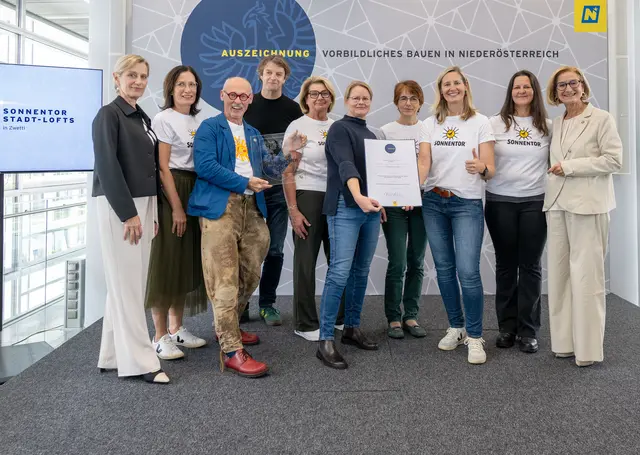 Die Auszeichnung für die SONNENTOR Stadtlofts in Zwettl überreichten Landeshauptfrau Johanna Mikl-Leitner (rechts) und Landesbaudirektorin Christine Pennerstorfer (links) an Sonnentor-Gründer Johannes Gutmann (3.v.l.) und seine Mitarbeiterinnen sowie an die Planer Geschäftsführer Andreas Bösch (4.v.l.) und Architektin Maria Schneider (5.v.r.)