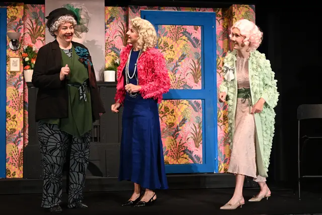 Die bunte Kulisse wurde von Harald Lechner und Florian Gutleben umgesetzt.  | Foto: Gabi Lorenz