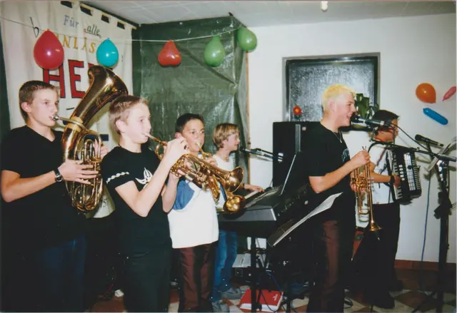 Im Jahr 2002 waren die Bandmitglieder von "Herz Ass" aus Oberneukirchen und Zwettl noch grün hinter den Ohren. | Foto: Herz Ass