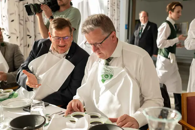 Präsident Andreas Steinegger (rechts) bei der Verkostung mit Sturm Vorstand Jörg Siegel (links) | Foto: LK Steiermark/Kristoferitsch