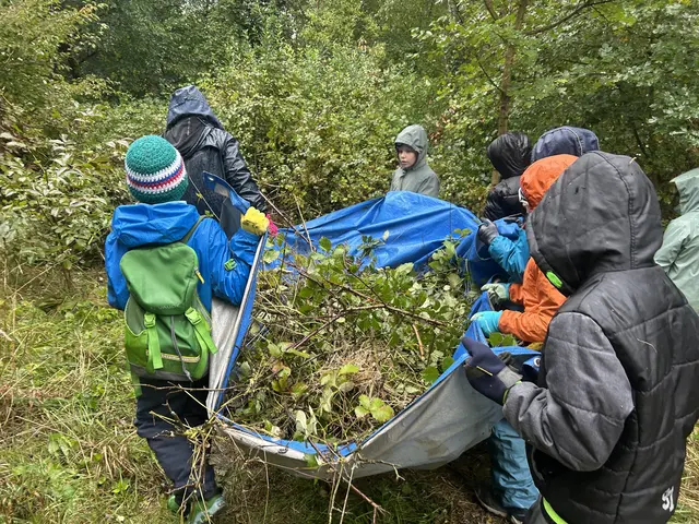 Mit viel Einsatz und Begeisterung halfen die Schüler beim Zurückschneiden der Vegetation. | Foto: VS Mondweg