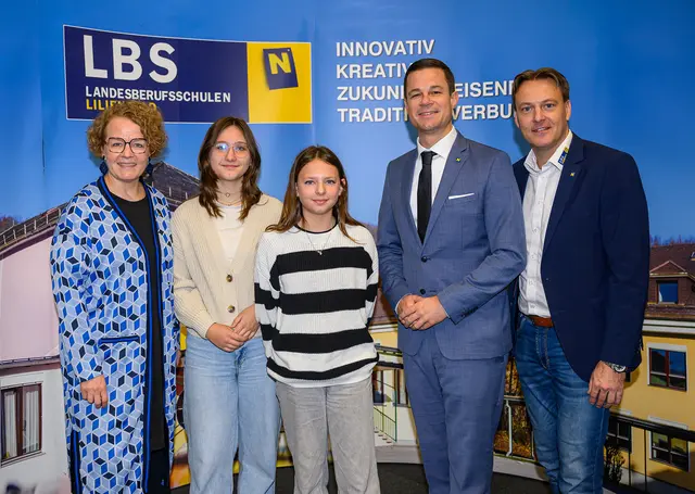 Bildungs-Landesrätin Christiane Teschl-Hofmeister, Teilnehmerinnen Vanessa und Selina, Bildungsdirektor Karl Fritthum und Direktor der LBS Lilienfeld Gerald Müllner | Foto: NLK Burchhart