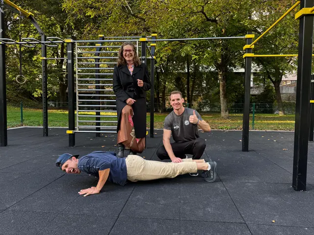Marvin Schuppe (hockend) und Daniel Krobath (in Liegestützposition) mit Sportstadträtin DI Constance Mochar | Foto: Büro Mochar
