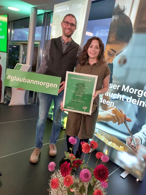 Michael und Maeve Doyle-Domian nahmen bei der Preisverleihung in Graz stellvertretend für den Verein Art Mine die Auszeichnung entgegen. | Foto: Art Mine