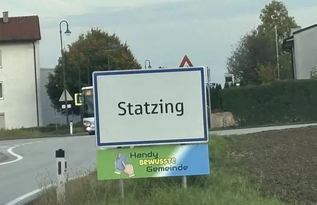 Luftenberg ist "handybewusste Gemeinde". Darauf weisen auch Hinweis-Schilder, wie hier im Ortsteil Statzing hin. | Foto: MeinBezirk Perg