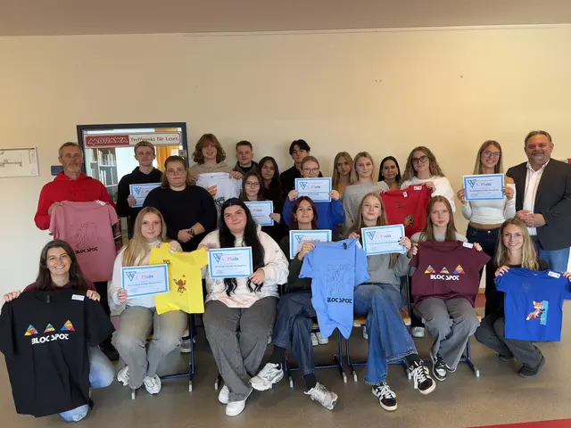HLW Schülerinnen und Schüler gestalteten für BlocSpot T-shirts. | Foto: HLW Fohnsdorf