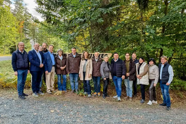 Landeshauptmann-Stellvertreterin Anja Haider-Wallner bei der Eröffnung des Walderlebniswegs mit dem Lockenhauser Bürgermeister Michael Kefeder, Engelbert Kenyeri, Obmann des Naturpark Geschriebenstein-Írottkö, LK-Präsident Nikolaus Berlakovich und weiteren Vertretern der Naturparke und des Gemeinderats | Foto: Büro LH-Stv.in Anja Haider-Wallner