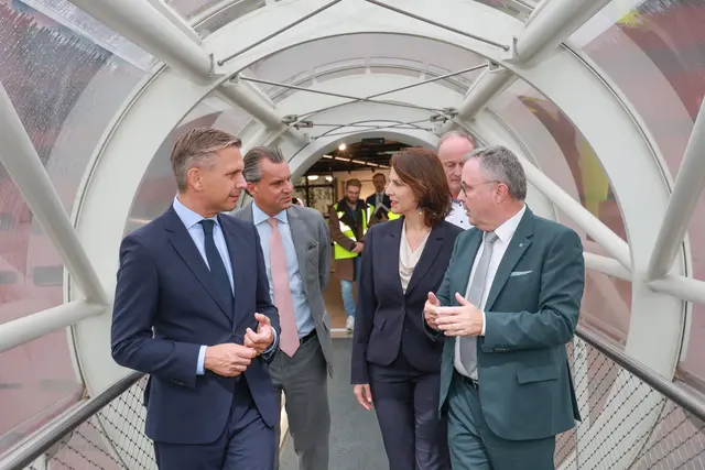 Geschäftsführer Grünwald, Minister Hattmannsdorfer, Landeshauptfrau Edtstadler und IV-Präsident Unterkofler. | Foto: Land Salzburg/Franz Neumayr