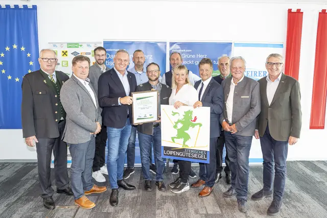 Altbürgermeister Johann Schmid, Bürgermeister Markus Prettenthaler und Vizebürgermeister Ulrich Schratter aus Hirschegg-Pack mit Landeshauptmann Mario Kunasek, Martin Scharf und Norbert Riedl vom Langlaufzentrum Hebalm, der Präsidentin des steirischen Skiverbands Renate Götschl, Heinz Kaltschmidt von der Erlebnisregion Graz, dem Vorsitzenden des Loipengütesiegels Kurt Sölkner, dessen Vorgänger Johann Hörzer, dem Ehrenpräsidenten des steirischen Skiverbands Helmuth Lexer und WKO Präsident Josef Herk | Foto: Steirischer Skiverband – Foto Fischer