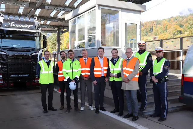 Zahlreiche Landesabteilungen sind am Bauprojekt beteiligt. Martin Gassner (Vorstand Abt. Mobilitätsplanung), Johannes Kessler (Vorstand-Stellvertreter Abt. Hochbau), Projektleiter Matthias Röck (Abt. Hochbau), Thomas Huter (Vorstand Abt. Liegenschaftsverwaltung), LR René Zumtobel, LHStv Philip Wohlgemuth, Bernhard Knapp (Vorstand Abt. Verkehrs- und Seilbahnrecht), Enrico Leitgeb (Leiter Landesverkehrsabteilung der Polizei Tirol) und Michael Außerhofer (Leiter der Kontrollstelle) v.l. | Foto: Christiane Nimpf