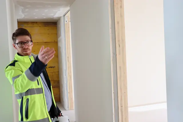 Projektleiter Matthias Röck (Abt. Hochbau) führte durch die neuen Räumlichkeiten für die Polizei. | Foto: Christiane Nimpf