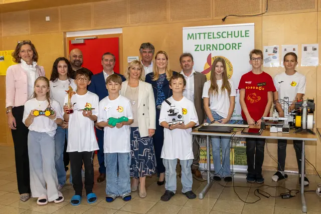 v.l.n.r.: Direktorin Gerda Kappel (MS Zurndorf), Schulqualitätsmanager Werner Zwickl (Bildungsdirektion Burgenland), Bildungslandesrätin Daniela Winkler mit den Schülerinnen und Schülern der Mittelschule Zurndorf | Foto: LMS Burgenland