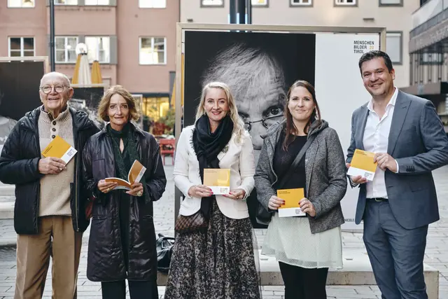 Waren bei der Eröffnung der Menschenbilder 2025 am Sparkassenplatz mit dabei: Kurator Horst Stasny, Irene Ascher, Spartengeschäftsführerin Gewerbe und Handwerk Karolina Holaus, Innungsgeschäftsführerin Eva Schlögl und Innungsmeister Klaus Maislinger (v.l.). | Foto: WK Tirol/ Martina Svehla