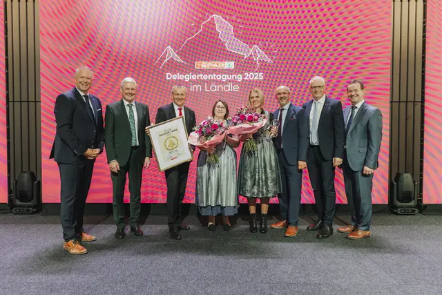 Bettina Wagner als beste SPAR-Kauffrau Kärntens und Osttirols mit „Goldener Tanne 2025“ ausgezeichnet. V.l.n.r.: Michael Pecher, Leiter Vertrieb Einzelhandel Österreich, SPAR-Vorstandsvorsitzender Hans K. Reisch, Paul Bacher, Melanie Mäser, Bettina Wagner, Manfred Pertl, Leiter Vertrieb Einzelhandel SPAR Kärnten und Osttirol, Andreas Ender, Geschäftsführer für SPAR Kärnten und Osttirol und Gerhard Weinberger, Leiter Vertrieb Filialen und Einzelhandel Österreich.  | Foto: SPAR