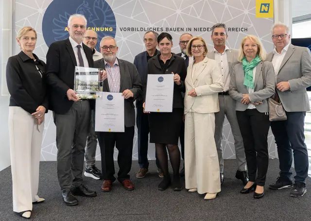 Die Auszeichnung für das Flusshaus Prinzersdorf überreichten Landeshauptfrau Johanna Mikl-Leitner (4.v.r.) und Landesbaudirektorin Christine Pennerstorfer (links) an die Planer und Architekten Ernst Beneder und Anja Fischer sowie Bürgermeister Rudolf Schütz (2.v.l.) und Gemeindevertreter.