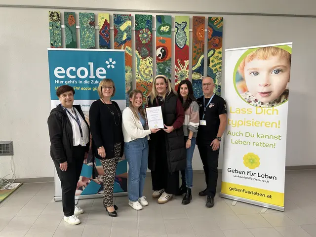 Urkundenübergabe an Stammzellenspenderin: Barbara Pelzmann ( Geben für Leben), Dir. Karin Schneemann, Lara Kobold, Spenderin Viviana Glatz, Klassenvorständin Madeleine Klepeisz, Kurt Posch (Geben für Leben). | Foto: Verein Geben für Leben