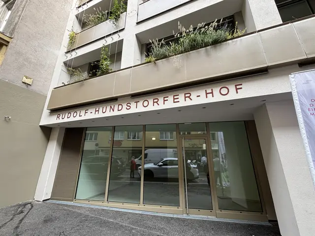 Der neue Gemeindebau in der Stumpergasse trägt nun offiziell den Namen „Rudolf-Hundstorfer-Hof“. | Foto: Andreas Pölzl/MeinBezirk