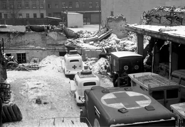 Rettungsstation mit Fahrzeugen in Wien im Jahr 1947. | Foto: Votava / brandstaetter images / picturedesk.com